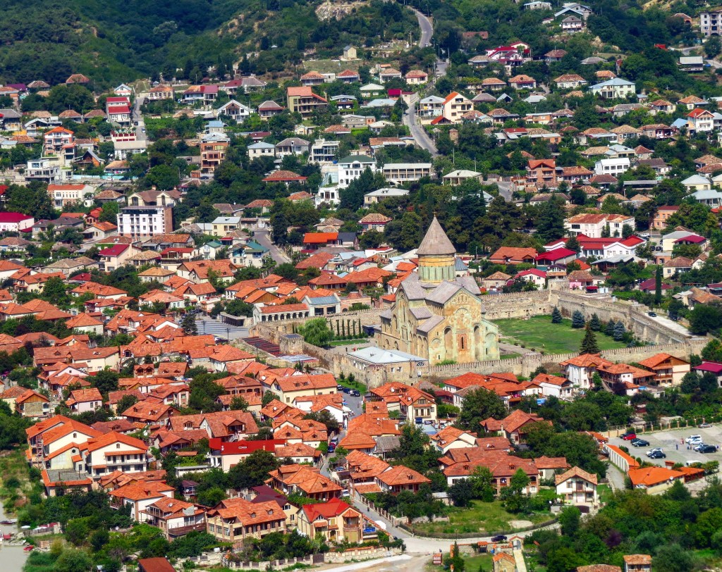 Mskethi - Aerial view of a town with a large church in the center, surrounded by residential buildings.
