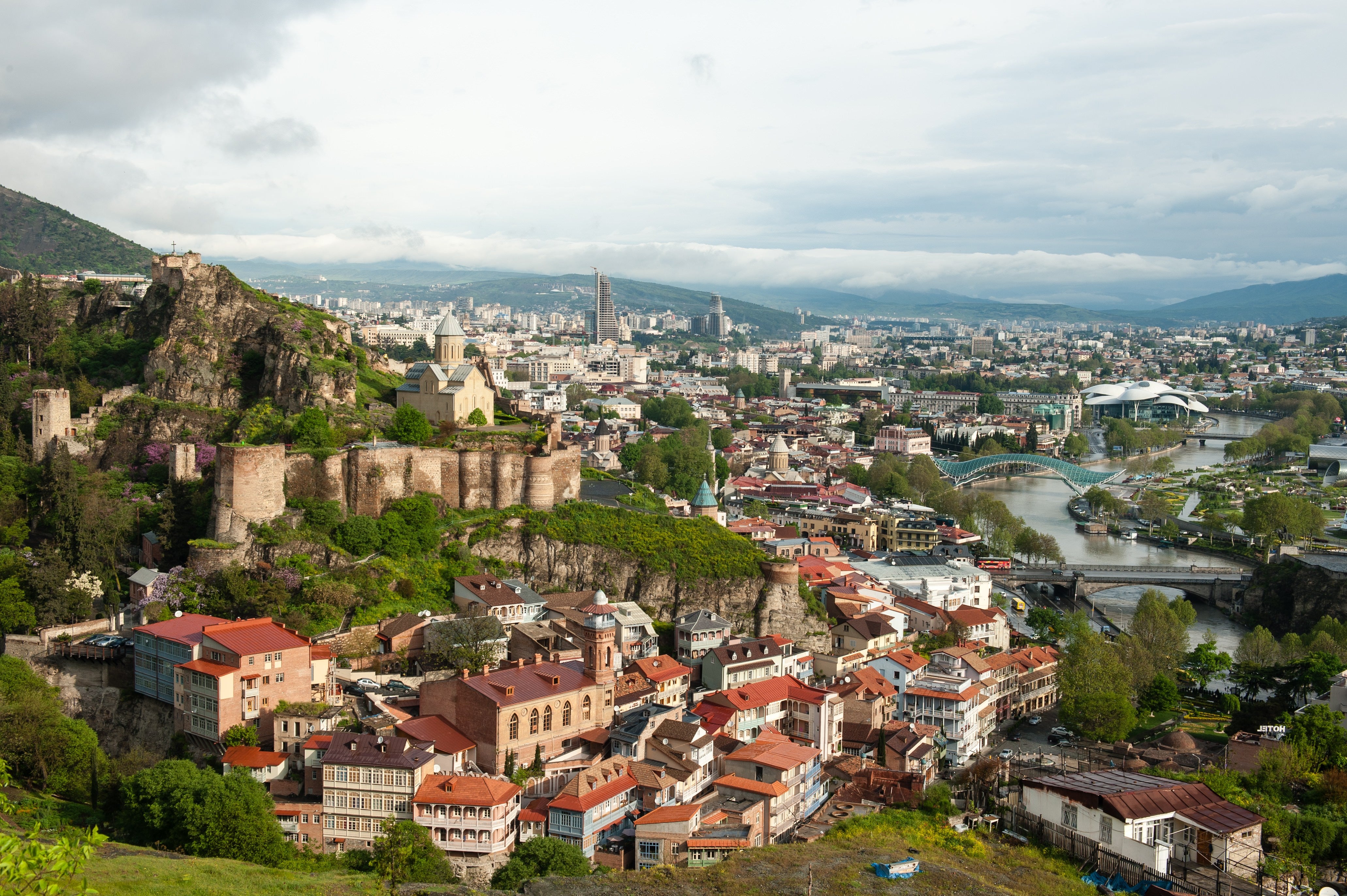 Narikila Fortress surrounded by greenery and a river.